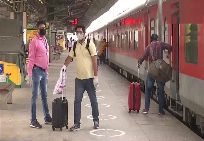Special train reaches New Delhi Railway Station, passengers thank govt