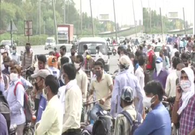 Chaos erupts at Gurugram-Delhi border as commuters stopped