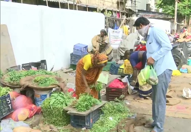 In Maharashtra, people buy vegetables, fruits wearing masks (PICs)