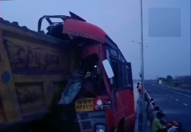 4 killed, 15 migrant workers injured in bus-truck collision in Maharashtra’s Yavatmal
