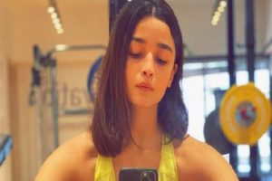 Alia Bhatt gets her hair cut at home by a ‘multitalented loved one’; check out her new hairstylist here