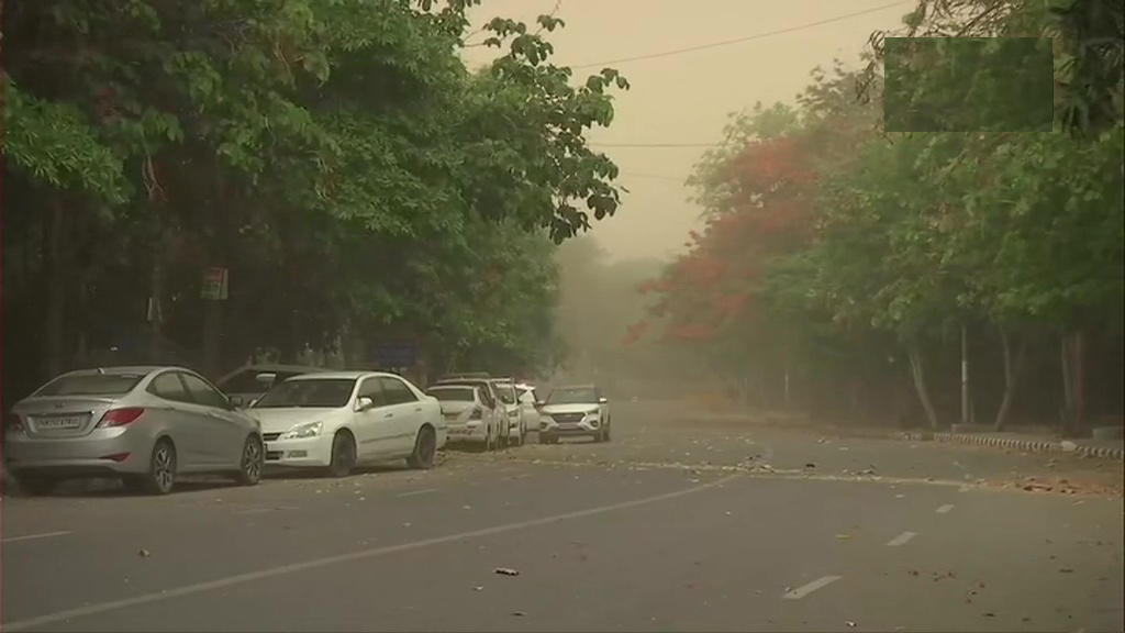 Dust storm, light rains hit Delhi