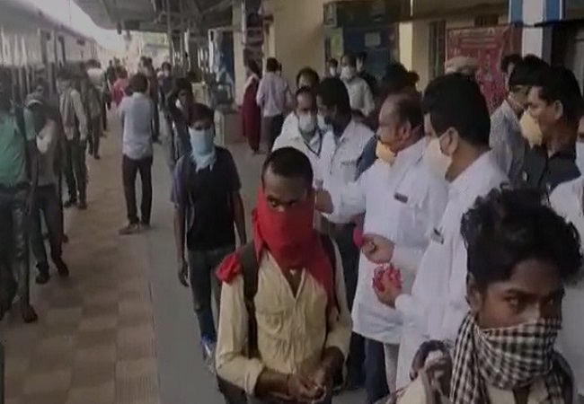 225 migrant workers from Bihar reach Telangana to work in rice mills