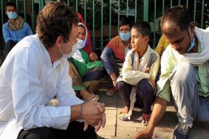 Rahul Gandhi meets migrant workers in Delhi, Cong later claims that they were detained after interacting with him