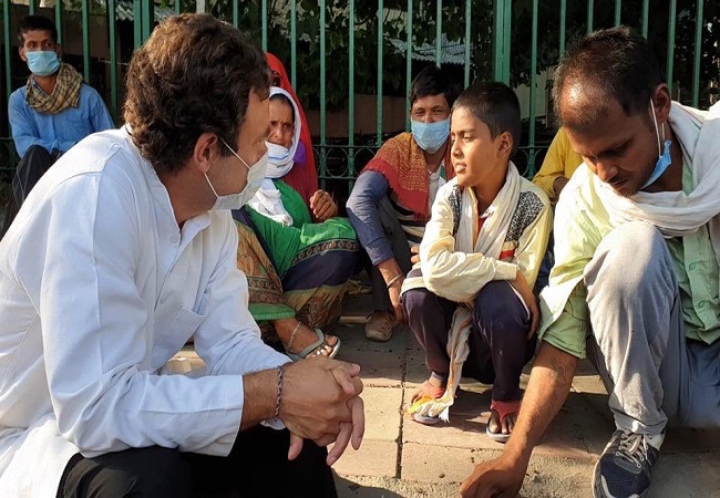 Rahul Gandhi meets migrant workers in Delhi, Cong later claims that they were detained after interacting with him