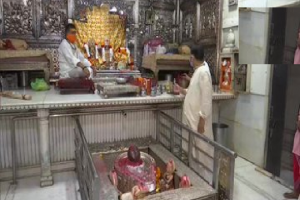 With reopening of religious places from today, people offer prayers at temples in national capital