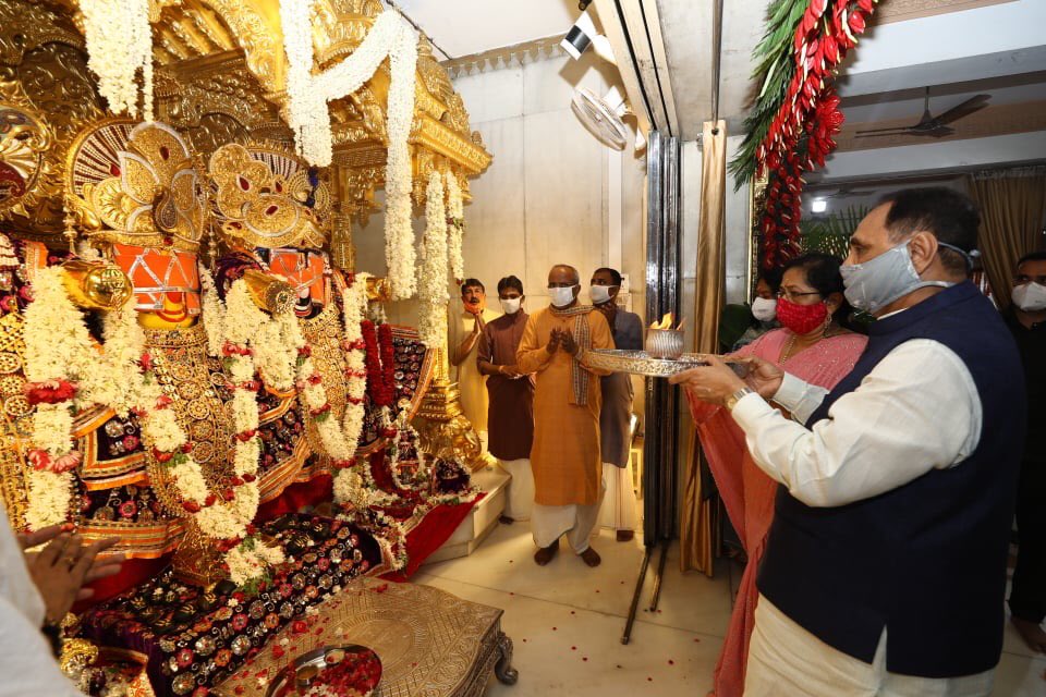 On the eve of Rathyatra CM offers prayer at Jagannathji Temple in Ahmedabad