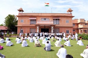 Rajasthan: Congress MLAs supporting CM Ashok Gehlot at Raj Bhawan