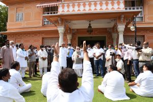 As Gehlot meets Governor, Congress MLAs raise slogans for Assembly session at Raj Bhawan