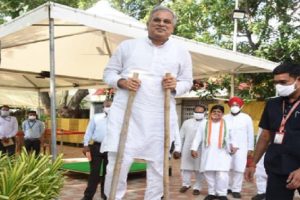 Chhattisgarh CM inaugurates Godhan Nyay Yojana in Raipur, performs stilt walking (VIDEO)