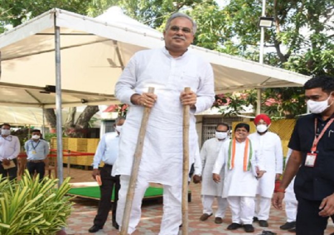 Chhattisgarh CM - stilt walking