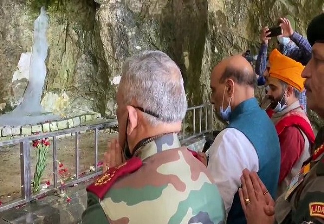 Rajnath Singh, Chief of Defence Staff, Army Chief offer prayers at Amarnath Temple