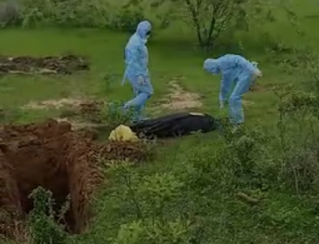 1st Bellary, now Yadgiri: Bodies of Corona victims dragged & dumped in a pit, video triggers outrage