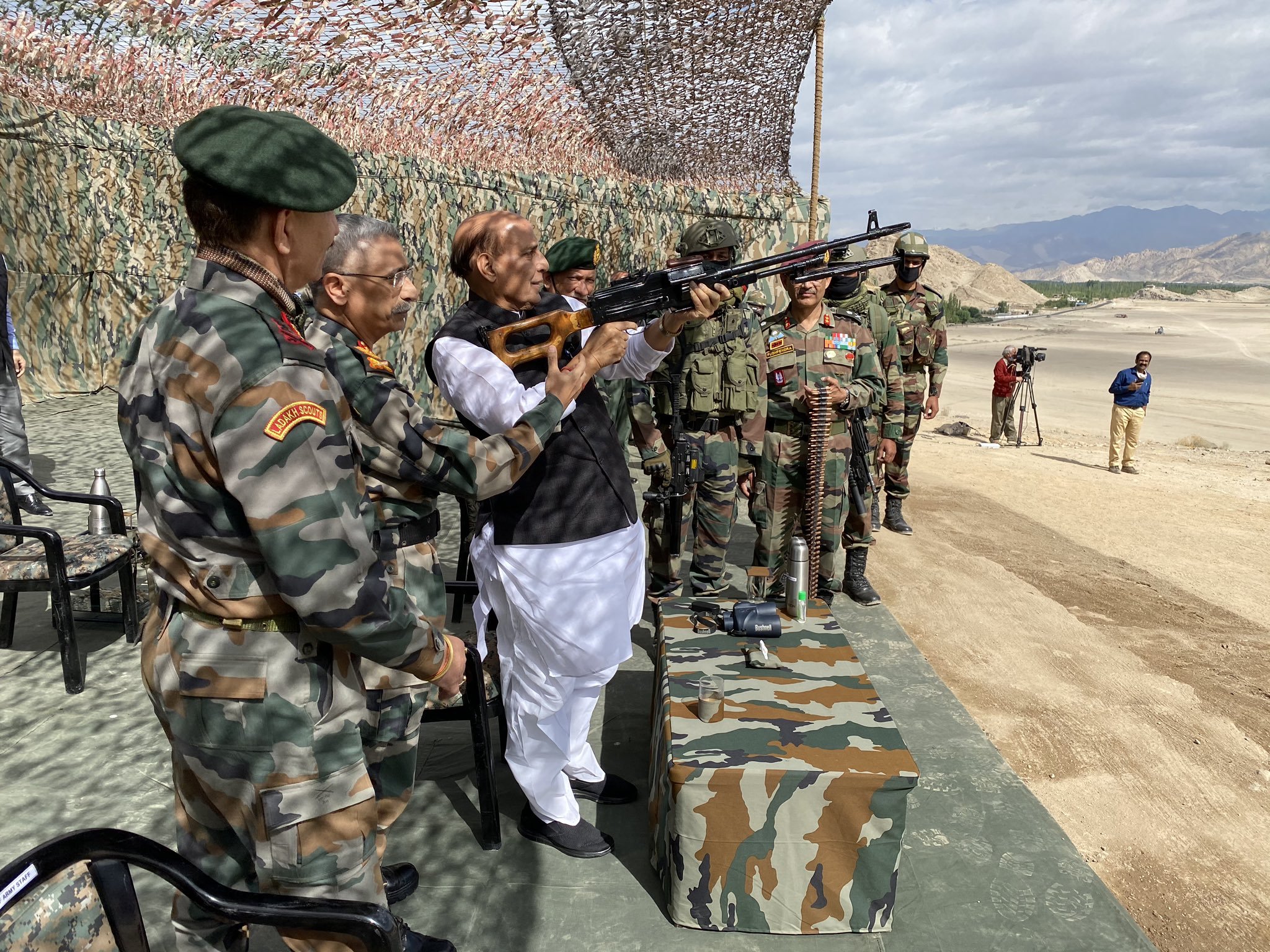 Rajnath Singh witnesses para dropping skills of Armed Forces at Stakna, Leh