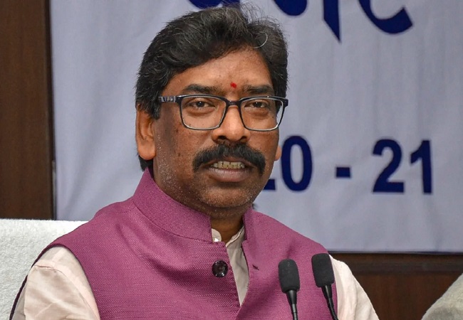 <blockquote class="twitter-tweet"><p lang="en" dir="ltr">CM Hemant Soren has placed himself under home quarantine, also requested all officers&staff of CMO to undergo home quarantine. Entry to CM residence prohibited. CM had come in contact with state min Mithlesh Thakur who tested positive for <a href="https://twitter.com/hashtag/COVID19?src=hash&ref_src=twsrc%5Etfw">#COVID19</a> y'day: Info & PR Dept, Jharkhand <a href="https://t.co/eju2ROR599">pic.twitter.com/eju2ROR599</a></p>— ANI (@ANI) <a href="https://twitter.com/ANI/status/1280779480617742338?ref_src=twsrc%5Etfw">July 8, 2020</a></blockquote> <script async src="https://platform.twitter.com/widgets.js" charset="utf-8"></script>