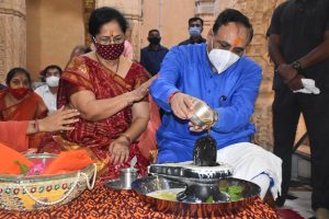 Gujarat CM, wife offer prayers at Somnath Temple