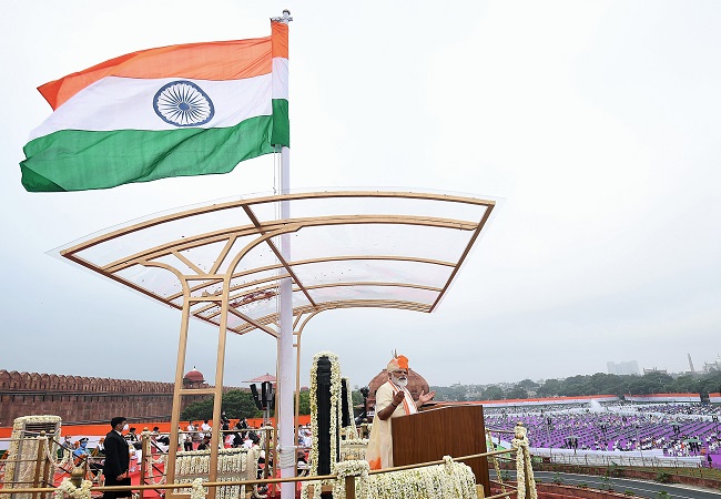 PM Modi hoist the tri color at Red Fort | See Pics