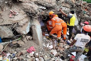 Maharashtra: Search and rescue operation underway at the spot where building collapsed | See Pics