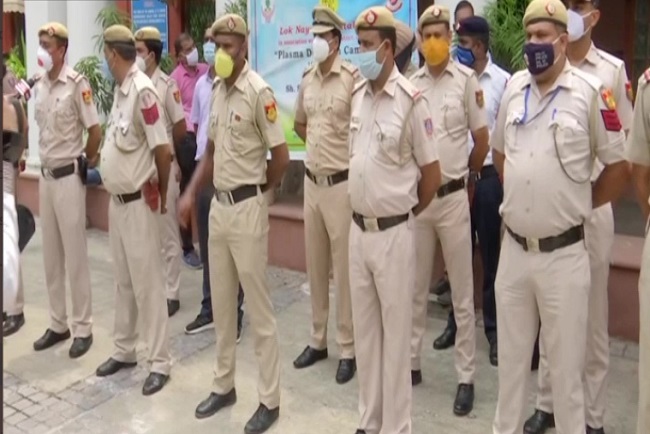 Delhi policemen donate plasma -