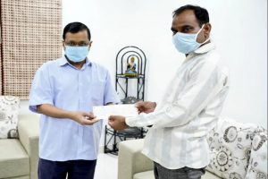 Delhi CM hands over Rs 1 crore aid to family of Corona warrior, who succumbed to Covid-19