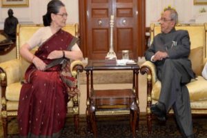 “His life mirrors 50 years of the history of India”, writes Sonia in letter to Pranabda’s daughter Sharmistha
