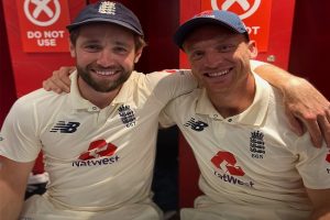 Buttler, Woakes give England improbable win against Pakistan in first Test