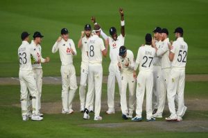 Bowlers bring England back in game against Pakistan on day 3 of first Test
