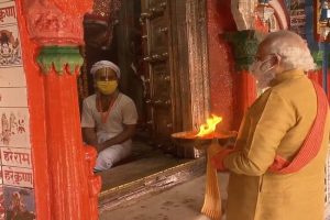 PM Modi conducts arti, offers prayer at Hanuman Garhi temple