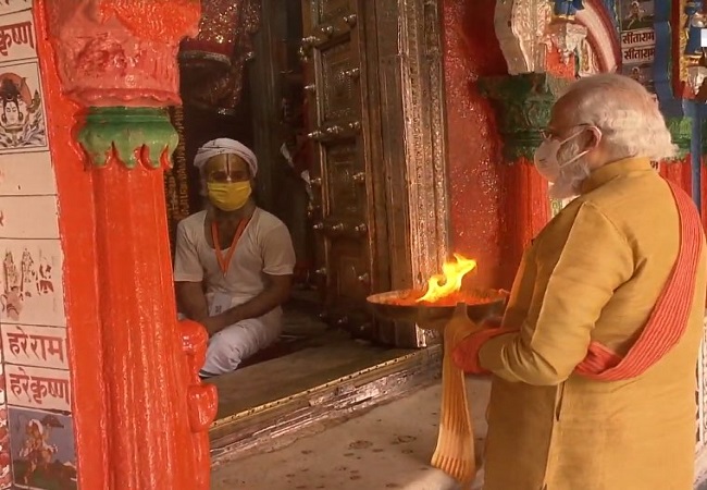PM Modi conducts arti, offers prayer at Hanuman Garhi temple