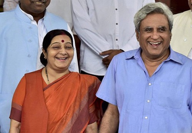 Sushma Swaraj’s husband Swaraj Kaushal dedicates ‘aaj socha to aansoo bhar aaye’ song for her