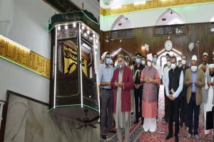 Lt Gov Sinha visits Hazratbal shrine, prays for peace and prosperity of J-K people