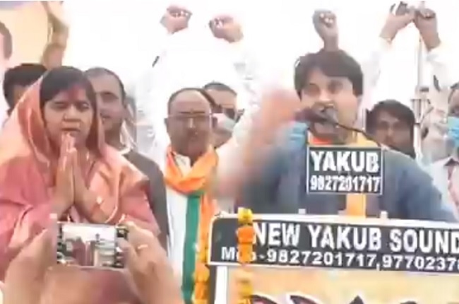 Imarti Devi breaks down at public rally, Scindia consoles her, attacks Kamal Nath.. Video viral