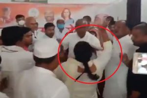 Congress’ Tara Yadav manhandled by party workers at an event in Deoria (Video)