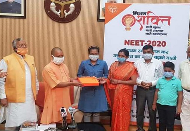 UP CM Yogi Adityanath felicitates NEET topper Akanksha Singh