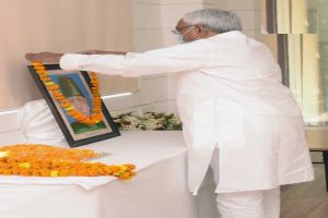 CM Nitish Kumar pays floral tribute to India’s first Education Minister Maulana Abul Kalam Azad on his birth anniversary