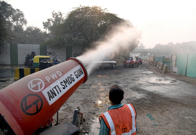 Delhi Pollution: Dense smog shrouds Delhi, air quality turns 'severe'