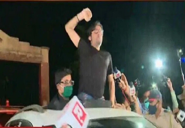 Arnab Goswami released from Mumbai’s Taloja jail after SC order, thousands on streets welcome him (VIDEO)