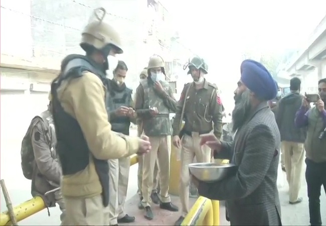Farmers protesting at Delhi border offer prayers on Guru Nanak Jayanti, distribute ‘prasad’