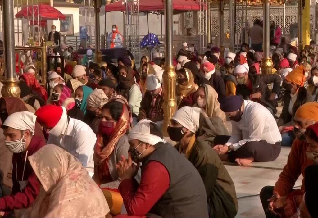 Guru Nanak Jayanti: Devotees offer prayers at Sri Bangla Sahib Gurudwara