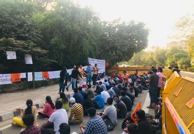 ABVP protests anti-student policy of AAP govt, wants decision on ‘shutting down’ GB Pant college revoked
