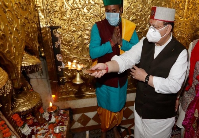JP Nadda offers prayers at Naina Devi