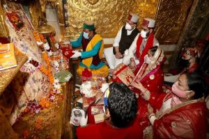 JP Nadda offers prayers at Naina Devi temple…. PICS