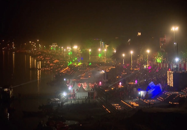 Kashi ghats illuminated with 15 lakh diyas, PM Modi attends Dev Deepawali Mahotsav (VIDEO)