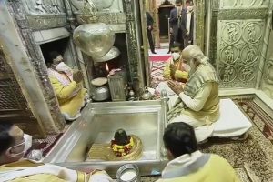 PM Modi, UP CM Yogi offer prayers at Kashi Vishwanath Temple in Varanasi