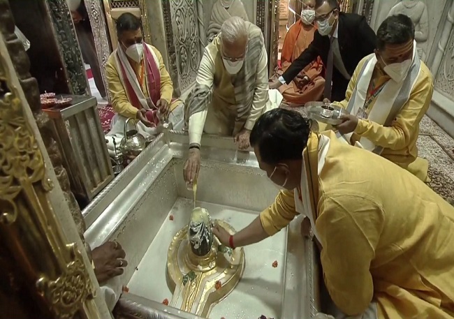 Modi - prayers at Kashi Vishwanath temple