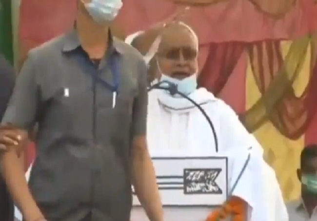 Bihar elections 2020: Onions hurled at CM Nitish Kumar at Madhubani poll rally (VIDEO)