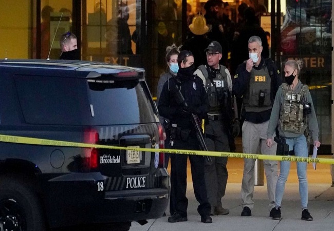 8 people injured in mall shooting, suspect still at large: Wisconsin police