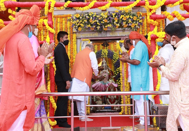 GHMC polls: Amit Shah reaches Hyderabad for roadshow, offers prayers at Bhagyalakshmi Temple