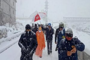 Amid heavy snowfall, UP CM Yogi Adityanath participates in Kedarnath temple’s portal closing ceremony (Video)