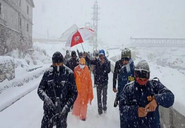 Amid heavy snowfall, UP CM Yogi Adityanath participates in Kedarnath temple’s portal closing ceremony (Video)